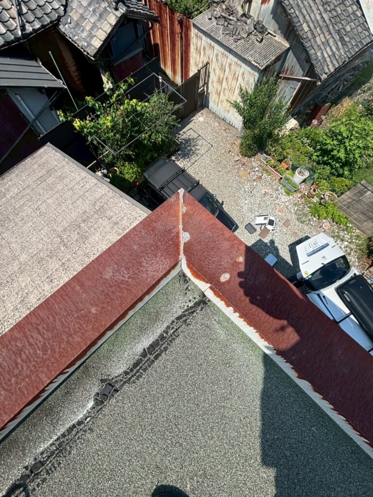 雨漏り原因部笠木板金シール工事 施行前